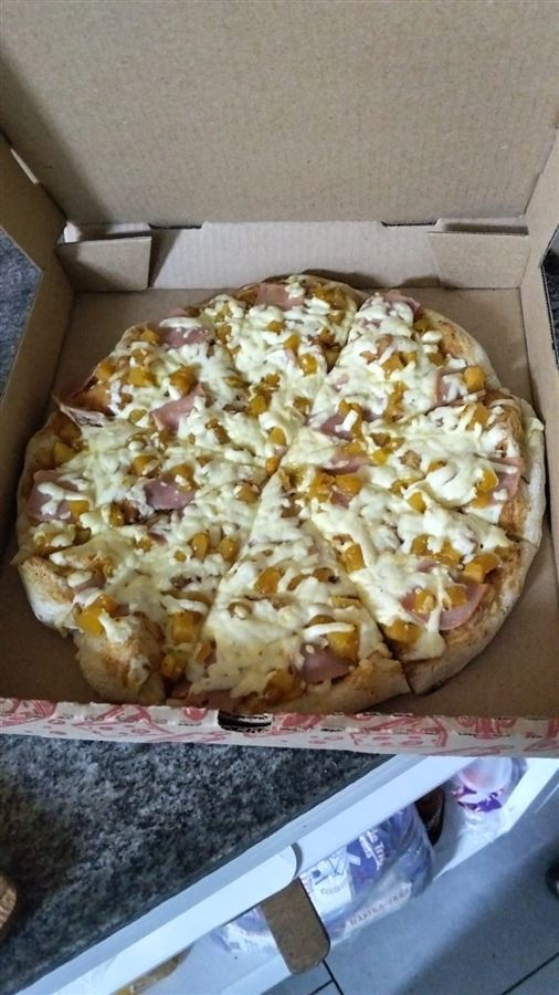 Pizza de ciruela con tocineta en su caja