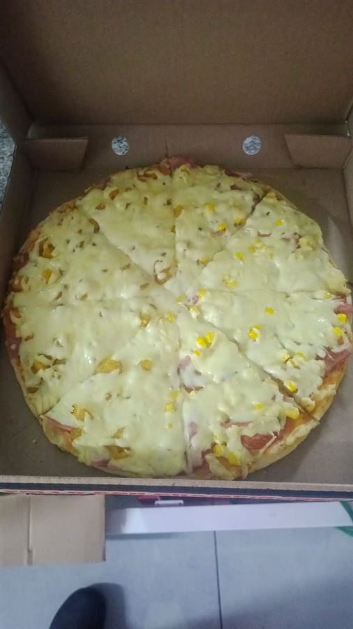 Pizza hawaiana en su caja